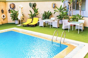Una piscina al aire libre de temporada