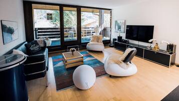 Smart TV, DVD player, books, stereo