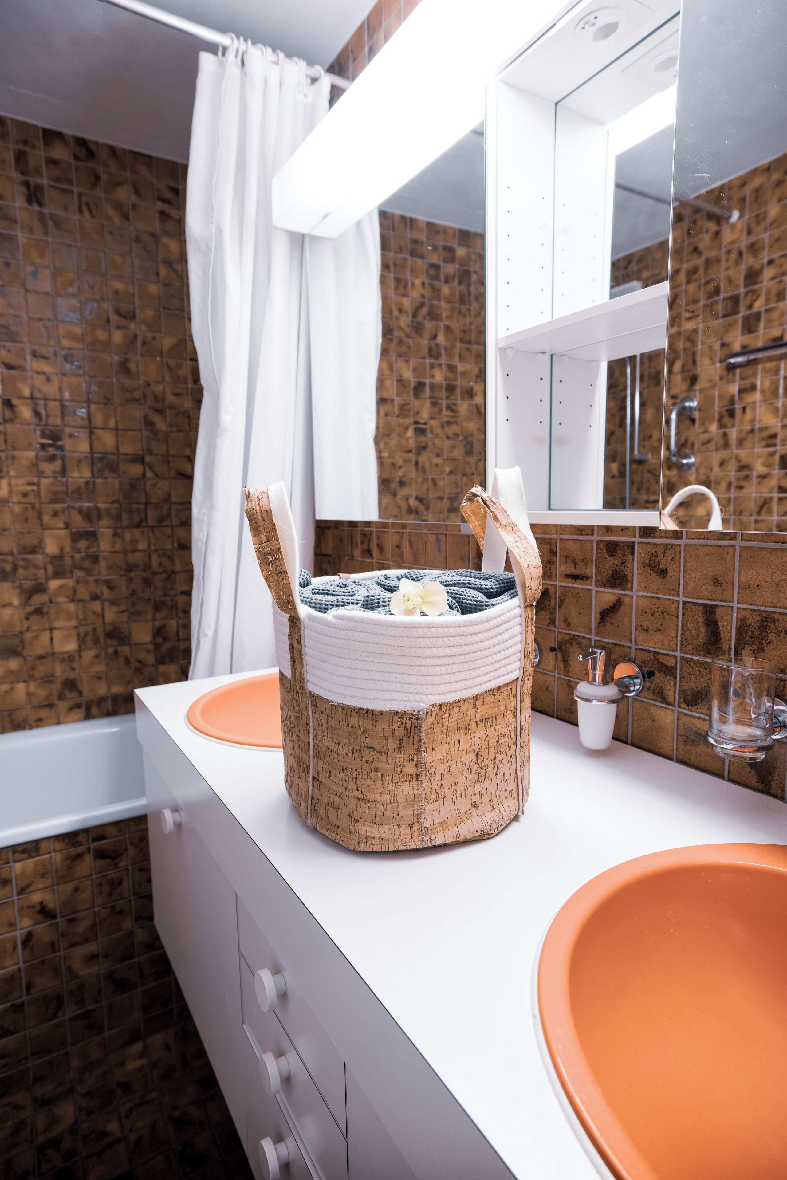 Sèche-cheveux, serviettes fournies, savon, shampoing