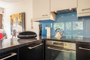 Køleskab, mikrobølgeovn, ovn, kogeplade
