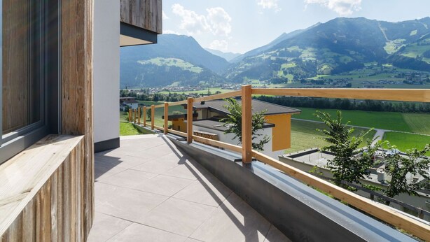 Un balcone con vista su un paesaggio montuoso.