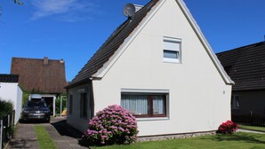 A single-story house with a sloped roof, a satellite dish, and a small window. - Holiday Home Alte Liebe Busum (Büsum)