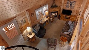 Living area - Private Wooded Log Cabin Near Shanty Creek Resorts -Four Season Adventure Awaits (Bellaire)