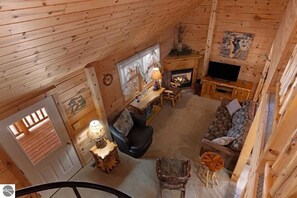 Una Smart TV, una chimenea, videojuegos, un reproductor de DVD