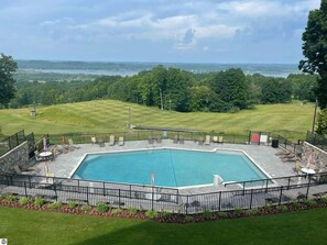 Una piscina cubierta, una piscina al aire libre