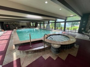 Una piscina cubierta, una piscina al aire libre