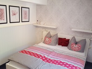 House | 3 bedrooms, individually furnished, iron/ironing board, bed sheets - Charmantes Ferienhaus mit Naturgarten (Kaltennordheim)