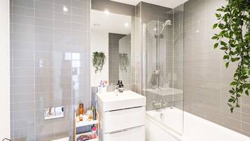 Basic Apartment | Bathroom | Shower, hair dryer, towels, soap