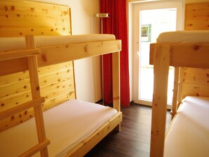 Rumah | 4 kamar tidur dan dilengkapi dengan perabotan berbeda-beda