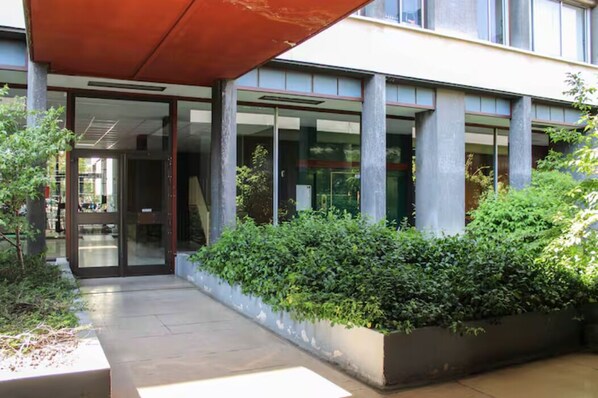 Exterior detail - Balcony, 2 Rooms, View of Eiffel Tower, 60m² (Boulogne-Billancourt)