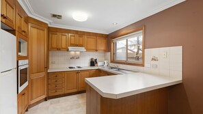 Fridge, microwave, oven, stovetop - Simpson Getaway 3 - Point Lonsdale (Point Lonsdale)