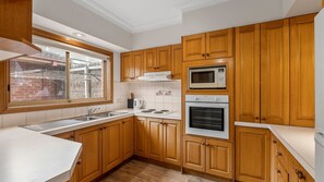 Kylskåp, mikrovågsugn, ugn och spishäll