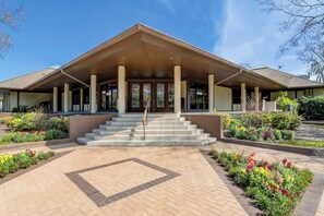 Exterior - STYLISH 2BR VILLA IN SHIPYARD WITH POOL, TENNIS, & BEACH ACCESS (Hilton Head Island)