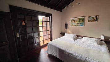 Suíte estúdio conforto | Cofres nos quartos, cortinas blackout, Wi-Fi de cortesia