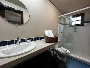 Estudio estándar, vistas al patio | Baño | Ducha, secador de pelo, toallas y jabón