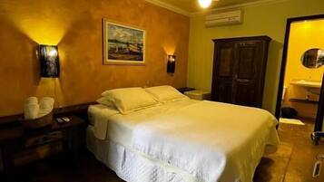 In-room safe, blackout drapes, free WiFi