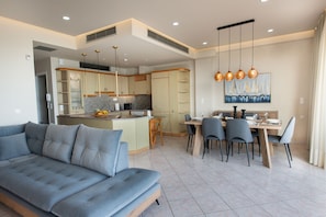 TV - 3 bedroom apartment with harbor view - near the beach (Kokkinos Pirgos)