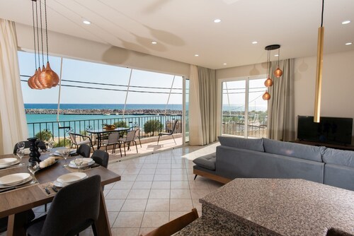 3 bedroom apartment with harbor view - near the beach