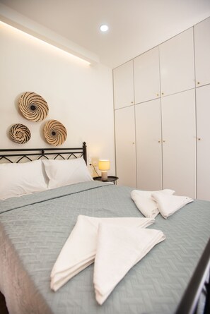 3 bedrooms, free WiFi, bed sheets - 3 bedroom apartment with harbor view - near the beach (Kokkinos Pirgos)