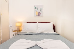 3 bedrooms, free WiFi, bed sheets - 3 bedroom apartment with harbor view - near the beach (Kokkinos Pirgos)