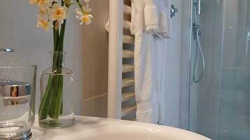 Douche, articles de toilette écologiques, sÚche-cheveux, bidet