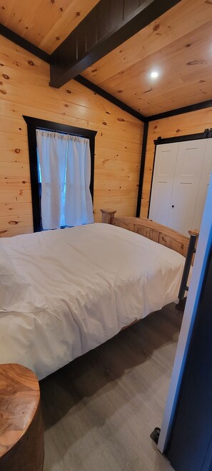 2 soverom, skrivebord, strykejern/-brett og wi-fi (inkludert)