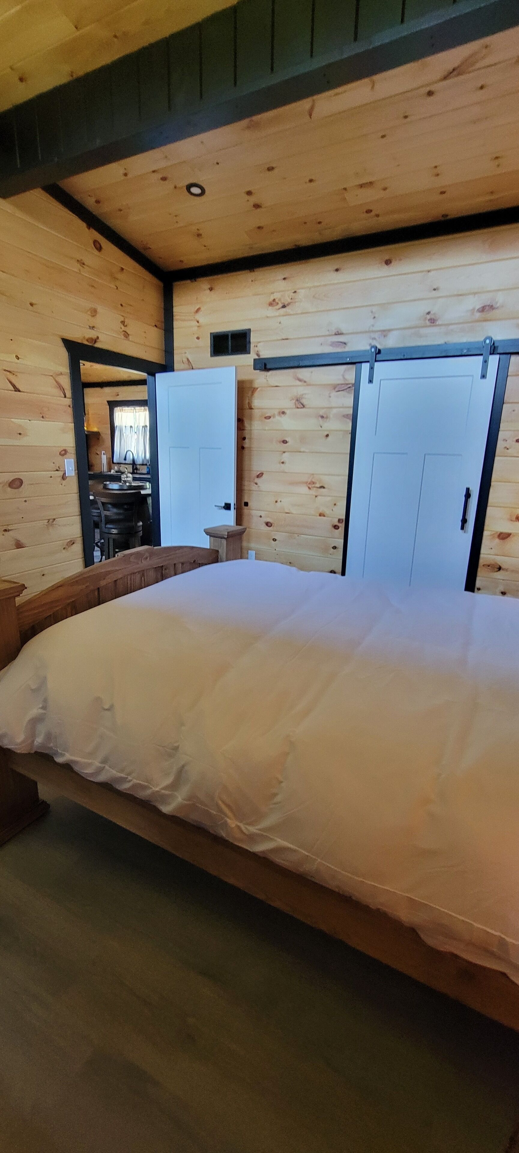 2 slaapkamers, een bureau, een strijkplank/strijkijzer, gratis wifi