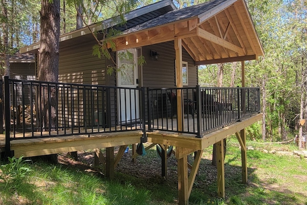 Front of the South Treehouse Cabin.
