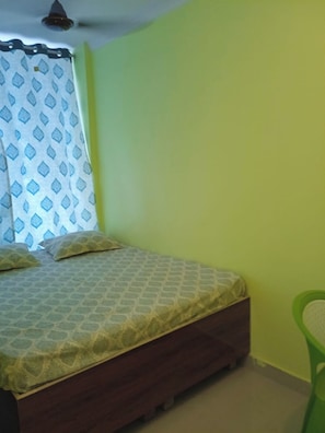 Soundproofing, free WiFi, bed sheets