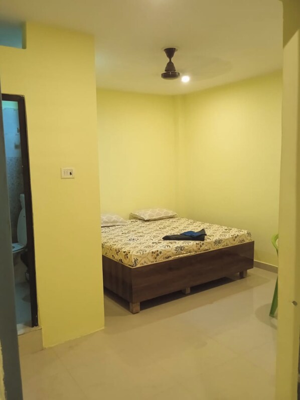 Soundproofing, free WiFi, bed sheets