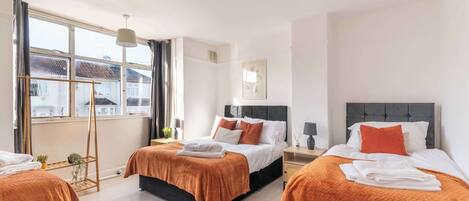 3 bedrooms, iron/ironing board, WiFi, bed sheets