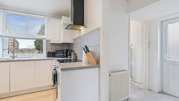 Een koelkast, een microgolfoven, een oven, een broodrooster