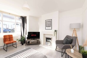 Télévision, cheminée, espaces bureaux