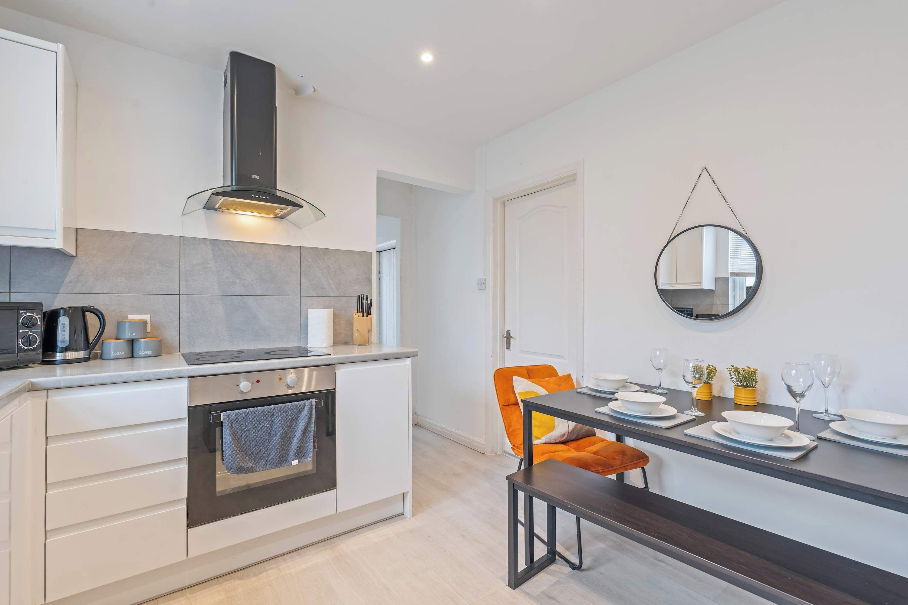 Een koelkast, een microgolfoven, een oven, een broodrooster