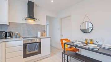 Een koelkast, een microgolfoven, een oven, een broodrooster