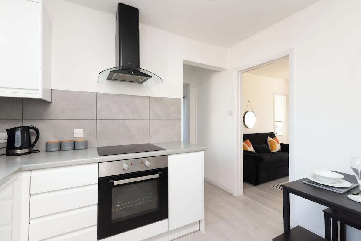 Réfrigérateur, micro-ondes, four, grille-pain