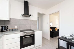 Réfrigérateur, micro-ondes, four, grille-pain