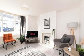 Télévision, cheminée, espaces bureaux