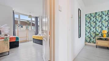 Televisie, een open haard en een kantoor