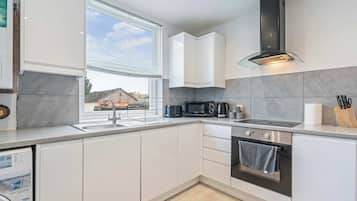 Een koelkast, een microgolfoven, een oven, een broodrooster