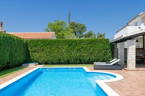 Outdoor pool - Zara Comfortable Holiday Residence (Svetvincenat)