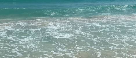 På stranden, solstolar och strandhanddukar