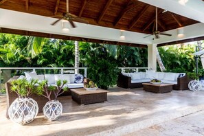Terrace/patio - WALKING DISTANCE TO THE BEACH. Spacious 6-bedroom villa on the golf course (La Romana)