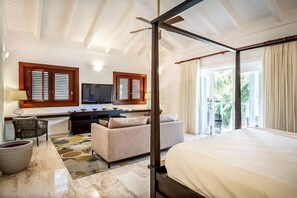 6 bedrooms, iron/ironing board, WiFi, bed sheets - WALKING DISTANCE TO THE BEACH. Spacious 6-bedroom villa on the golf course (La Romana)