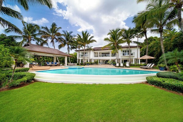 Pool - WALKING DISTANCE TO THE BEACH. Spacious 6-bedroom villa on the golf course (La Romana)