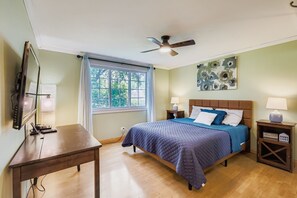 3 habitaciones, escritorio y tabla de planchar con plancha 