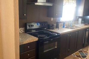 Fridge, microwave, oven, stovetop - Jimmy's House only 2 miles from Frio River, sleeps up to 12 (Concan)