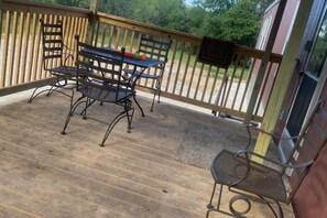 Outdoor dining - Jimmy's House only 2 miles from Frio River, sleeps up to 12 (Concan)