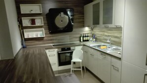 Apartment | Dapur peribadi | Ketuhar, cerek elektrik, pembakar roti 