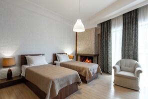 Quarto quádruplo conforto, sacada, vista para a cidade | Roupas de cama antialérgicas, escrivaninha